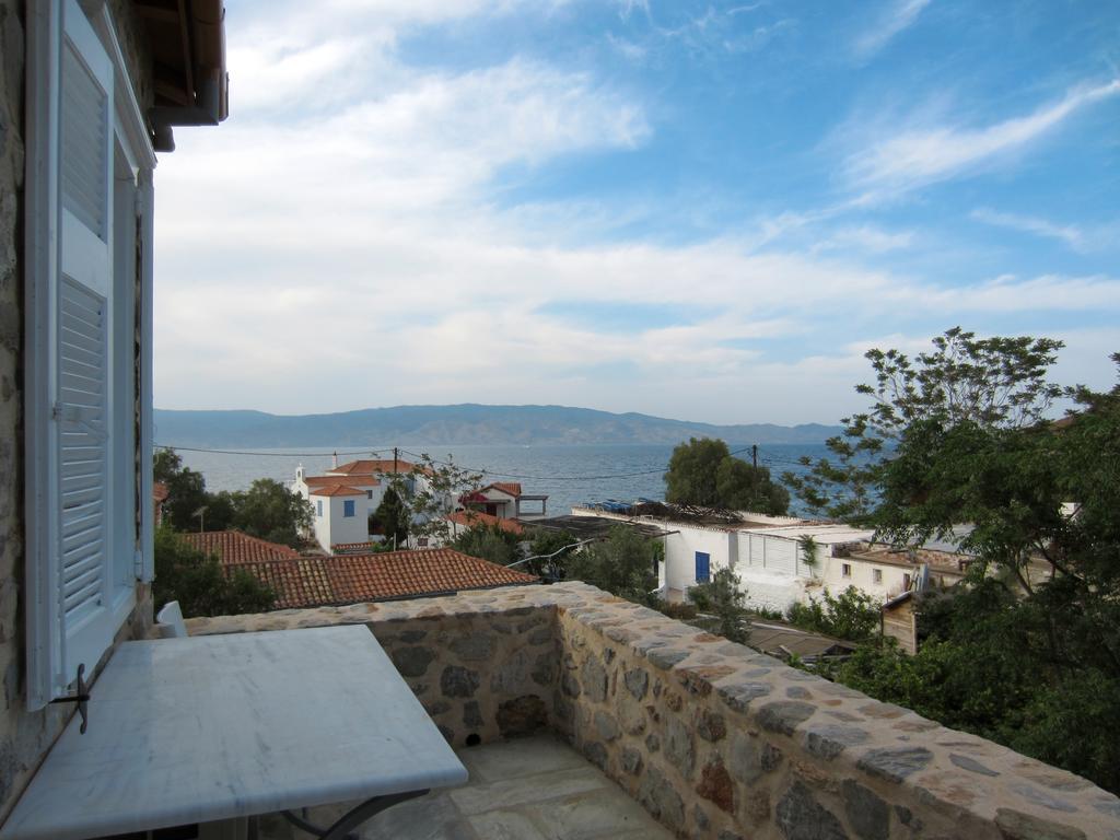 Kiki'S Houses Vlichos Hydra  Room photo