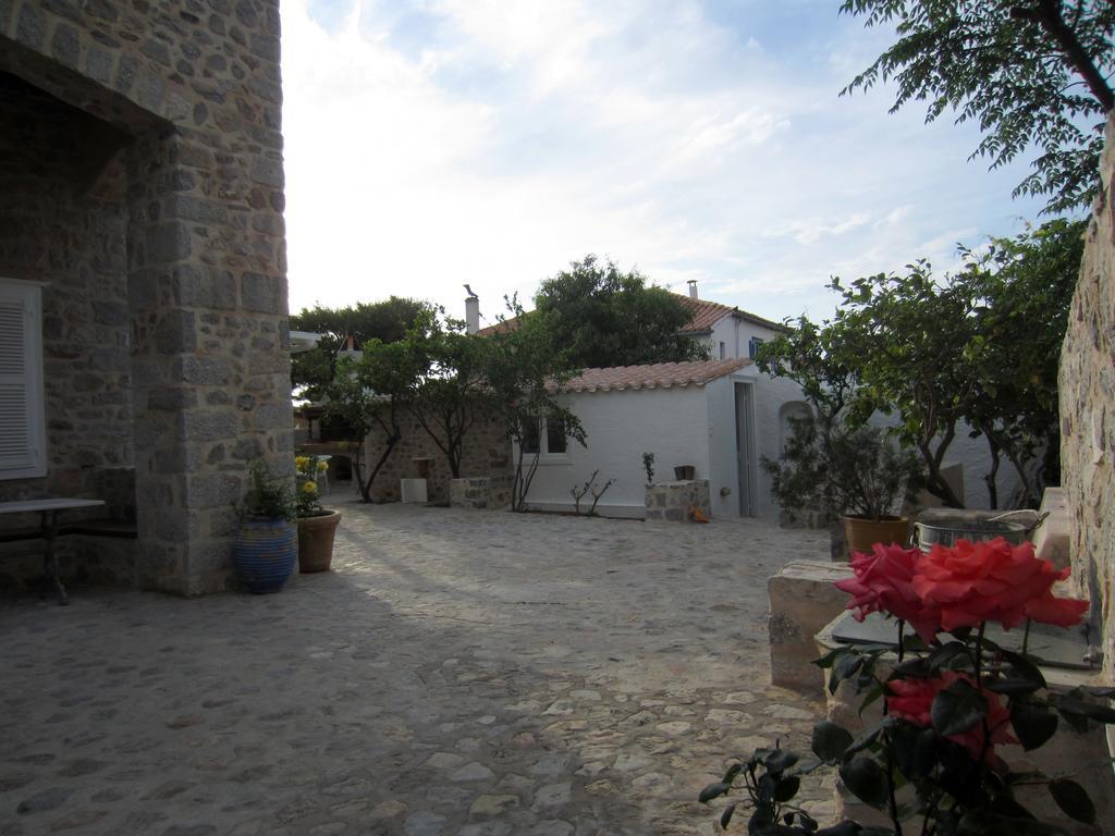 Kiki'S Houses Vlichos Hydra  Exterior photo